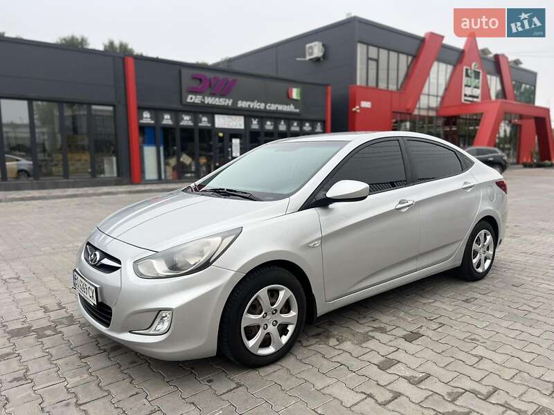 2011 hyundai accent