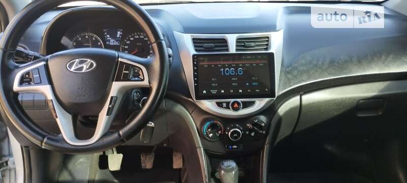 2011 hyundai accent