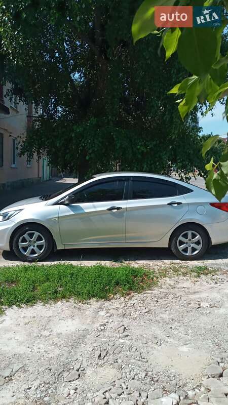 2011 hyundai accent