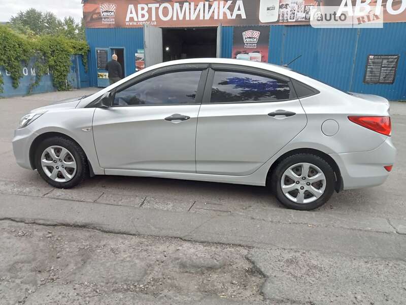 2011 hyundai accent