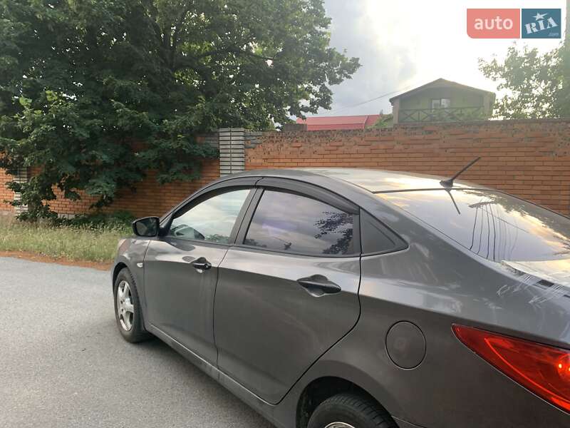 2011 hyundai accent