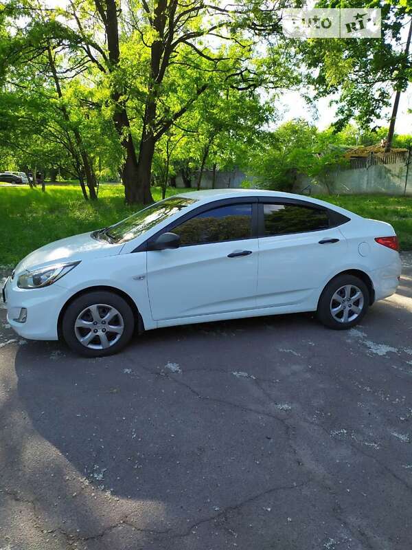 2012 hyundai accent