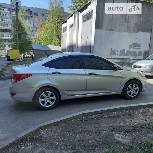 2013 hyundai accent