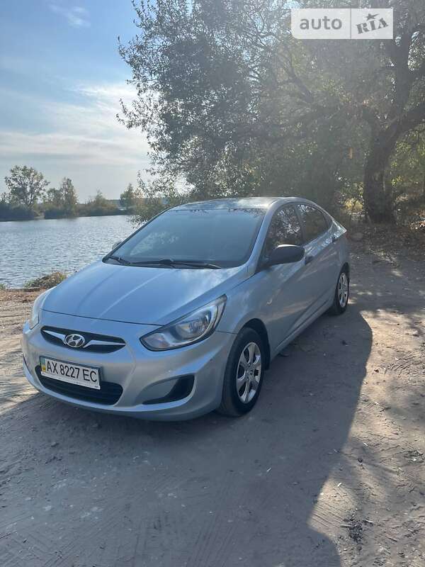 2013 hyundai accent