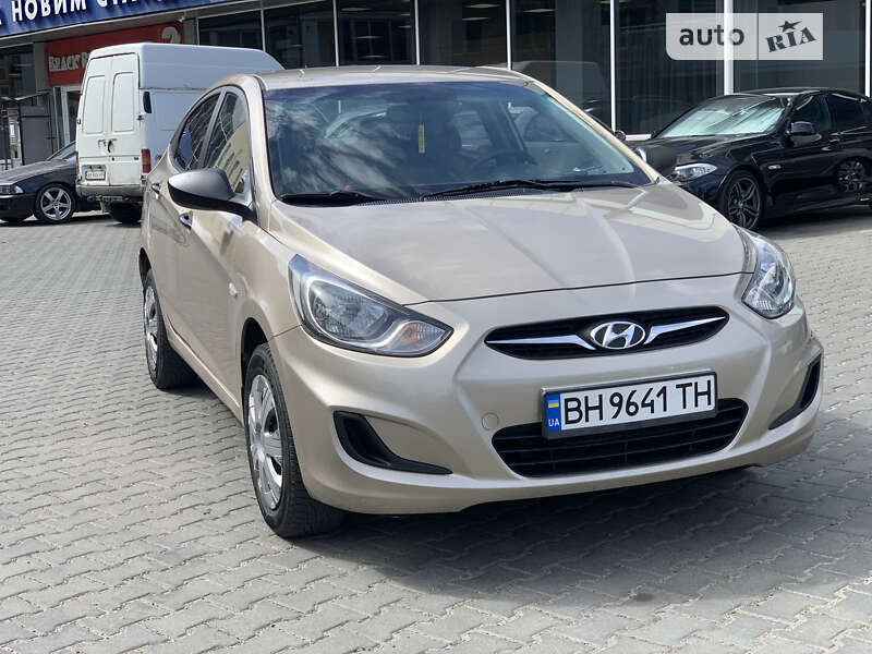 2011 hyundai accent