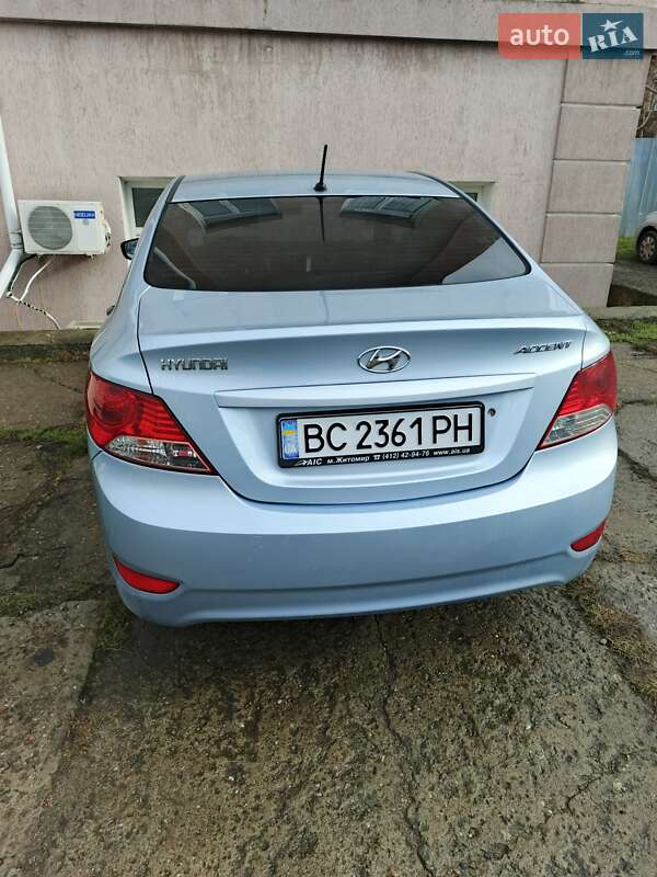 2012 hyundai accent