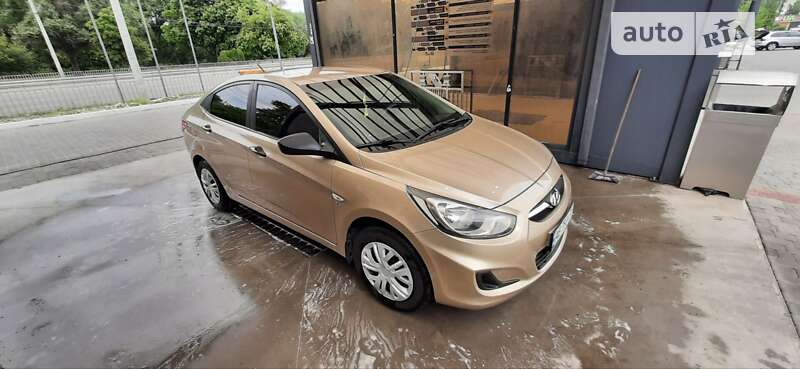 2013 hyundai accent