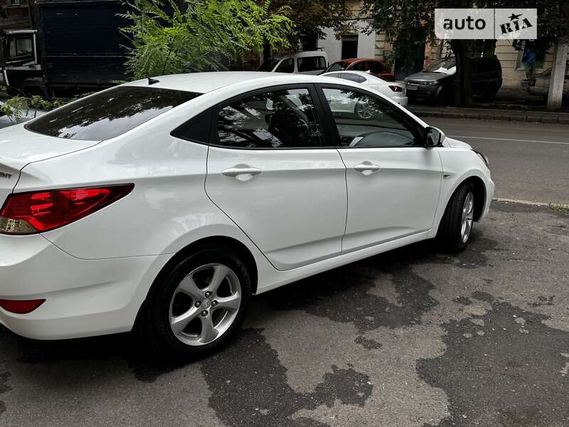2012 hyundai accent