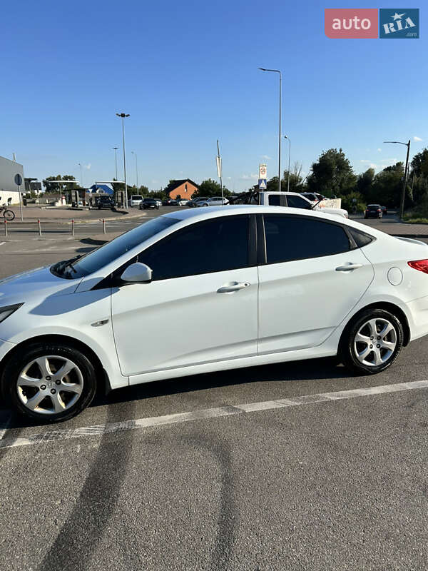 2013 hyundai accent