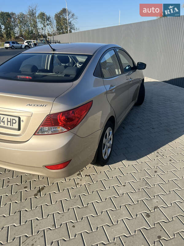 2011 hyundai accent