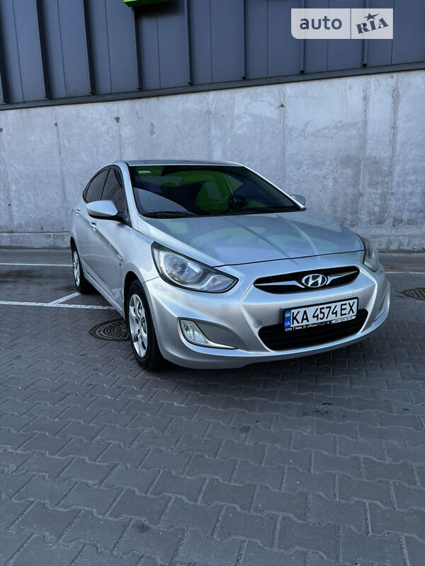2011 hyundai accent