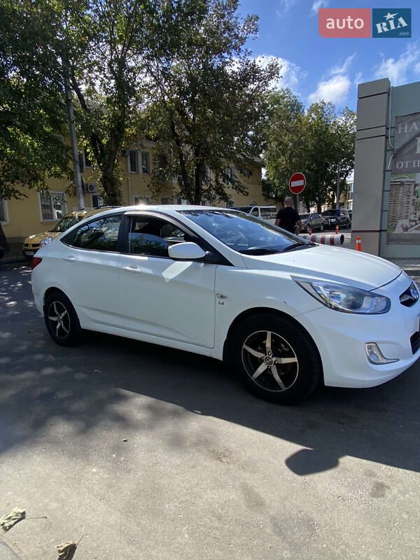 2012 hyundai accent