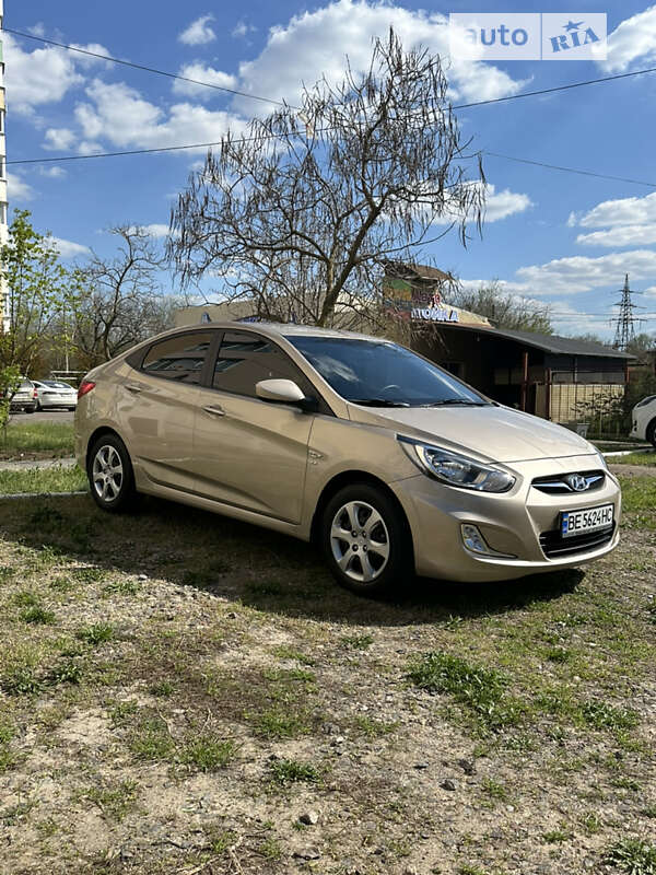 2012 hyundai accent