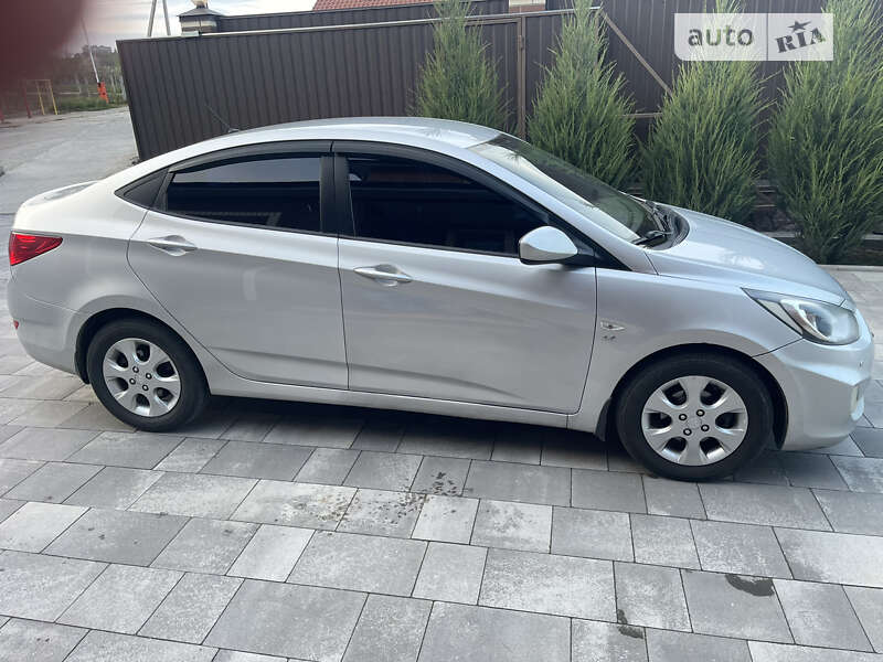 2011 hyundai accent