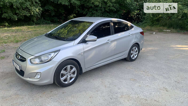 2012 hyundai accent