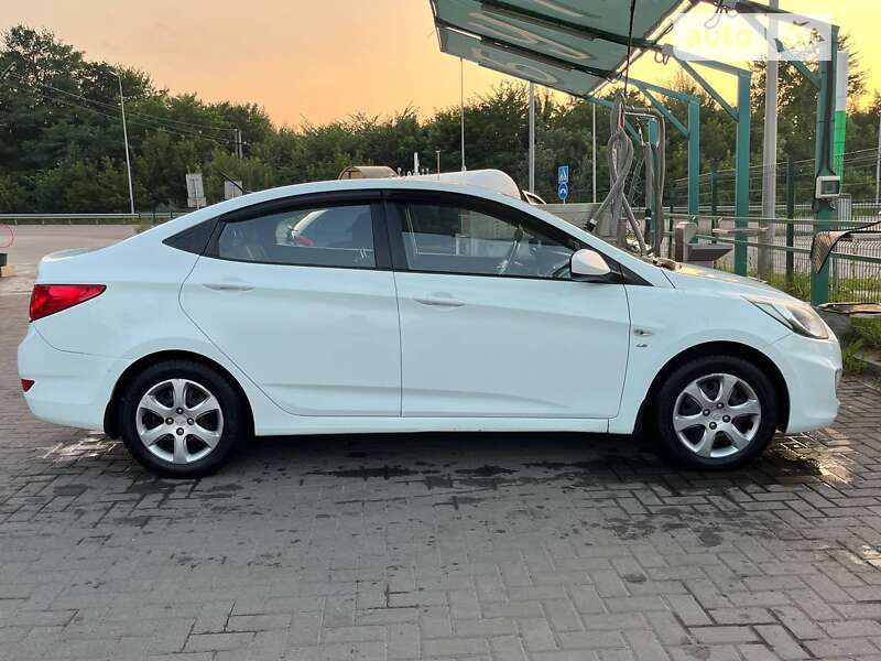 2012 hyundai accent