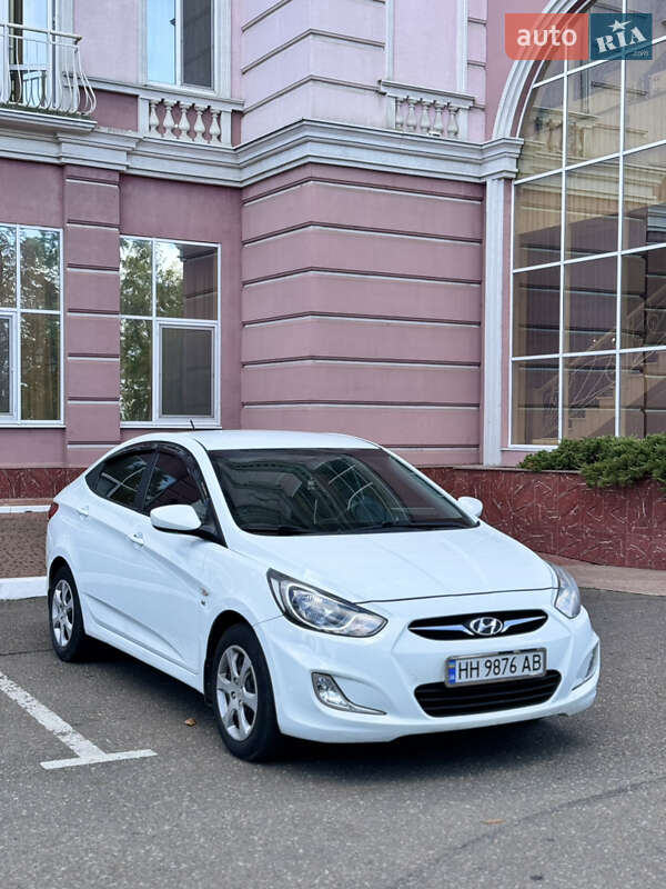 2012 hyundai accent