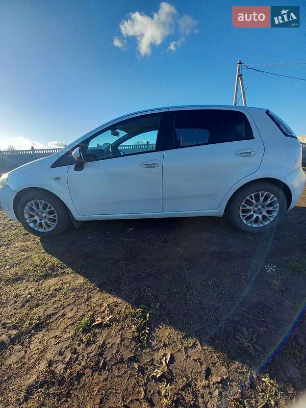 2011 fiat punto