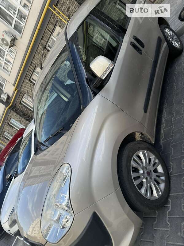 2010 fiat doblo