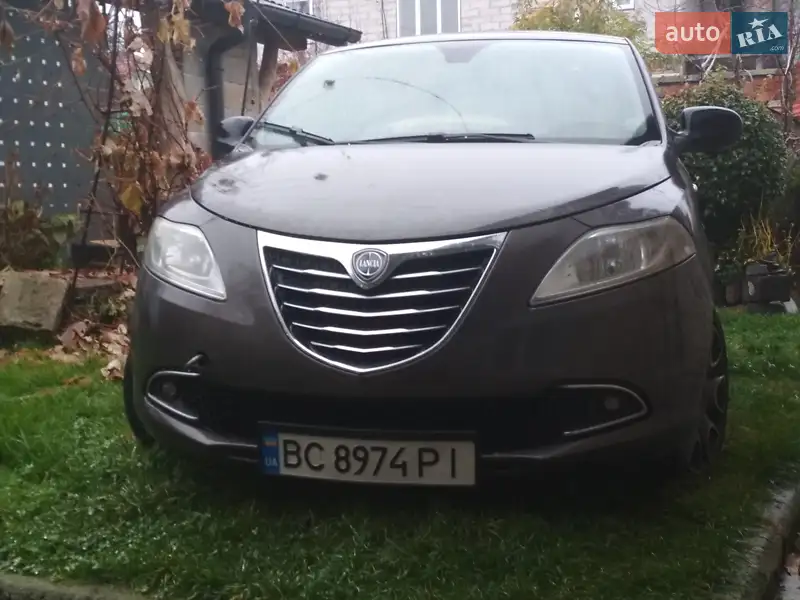 2012 lancia ypsilon