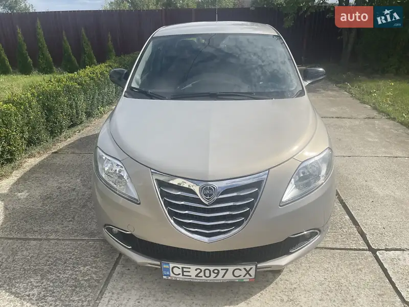 2012 lancia ypsilon