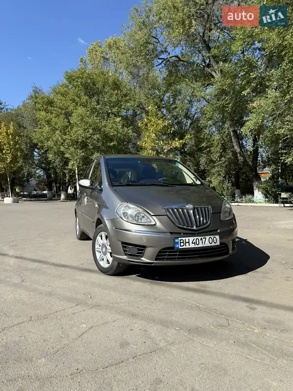 2010 lancia musa